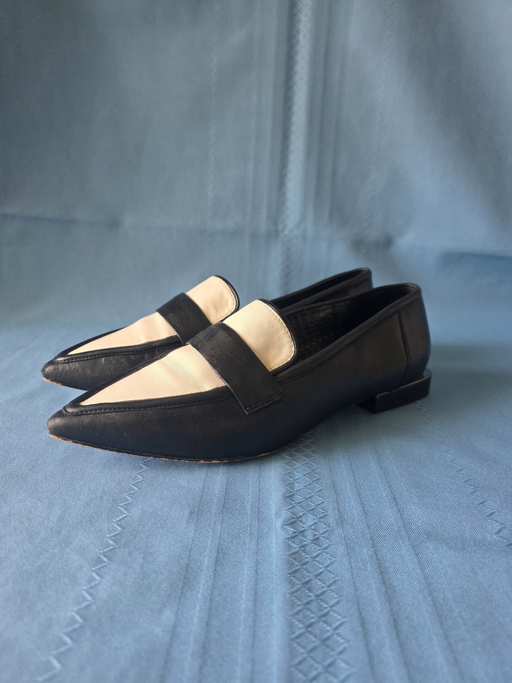 Vince Camuto Calentha Pointed Toe Loafer Flats Black Cream Leather Size 8M / 39